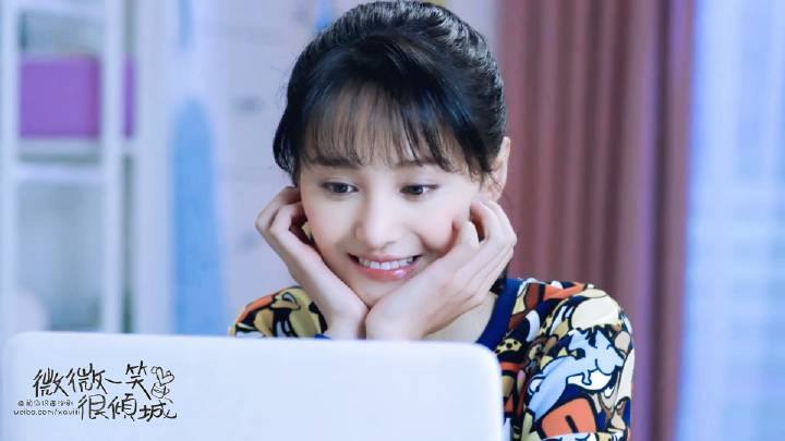 Vy Vy ngồi hạnh phúc xem video do bạn trai làm.